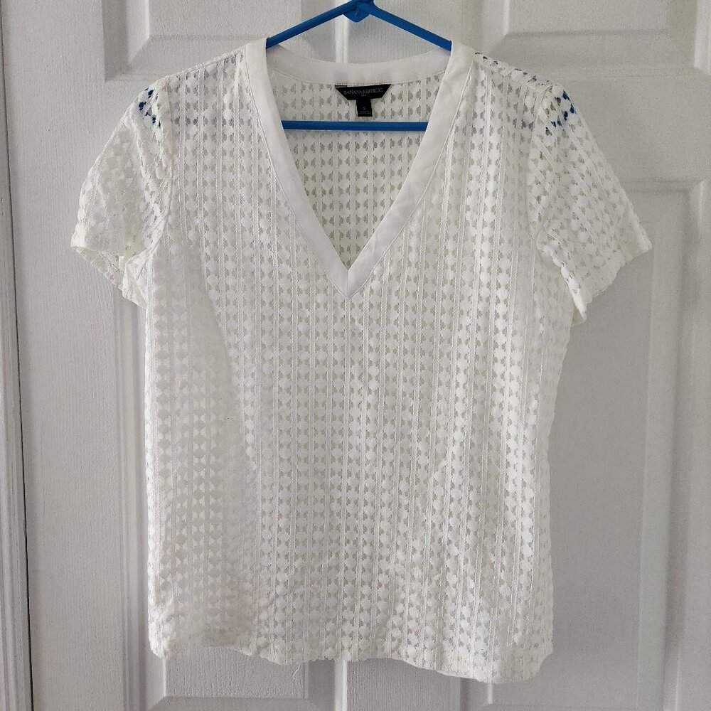 Banana Republic White V-Neck Cutout Detail T-Shirt Blouse - Size S